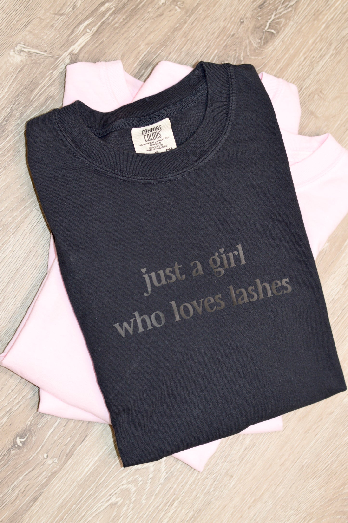 just a girl who loves lashes - Oversized Tee