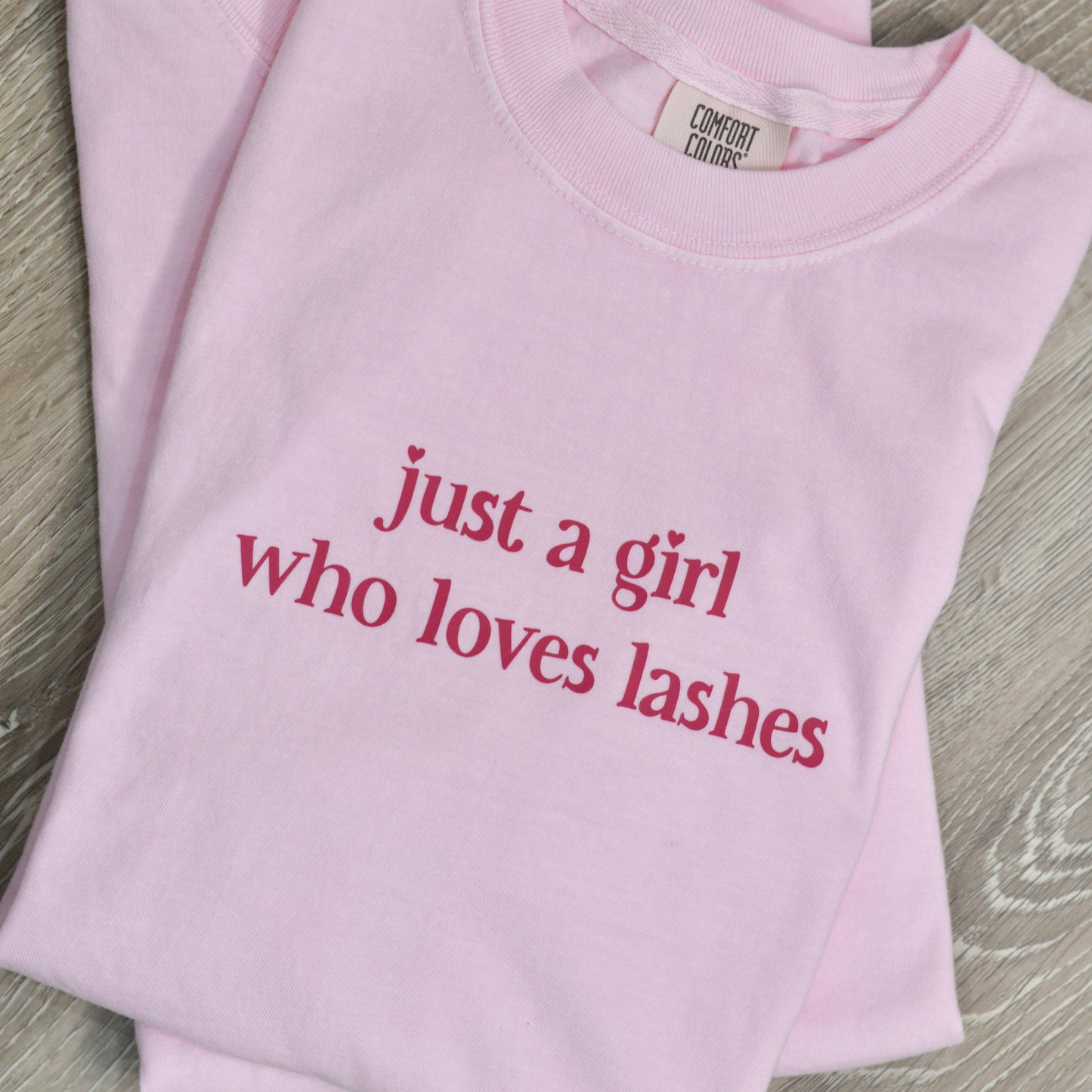 just a girl who loves lashes - Oversized Tee