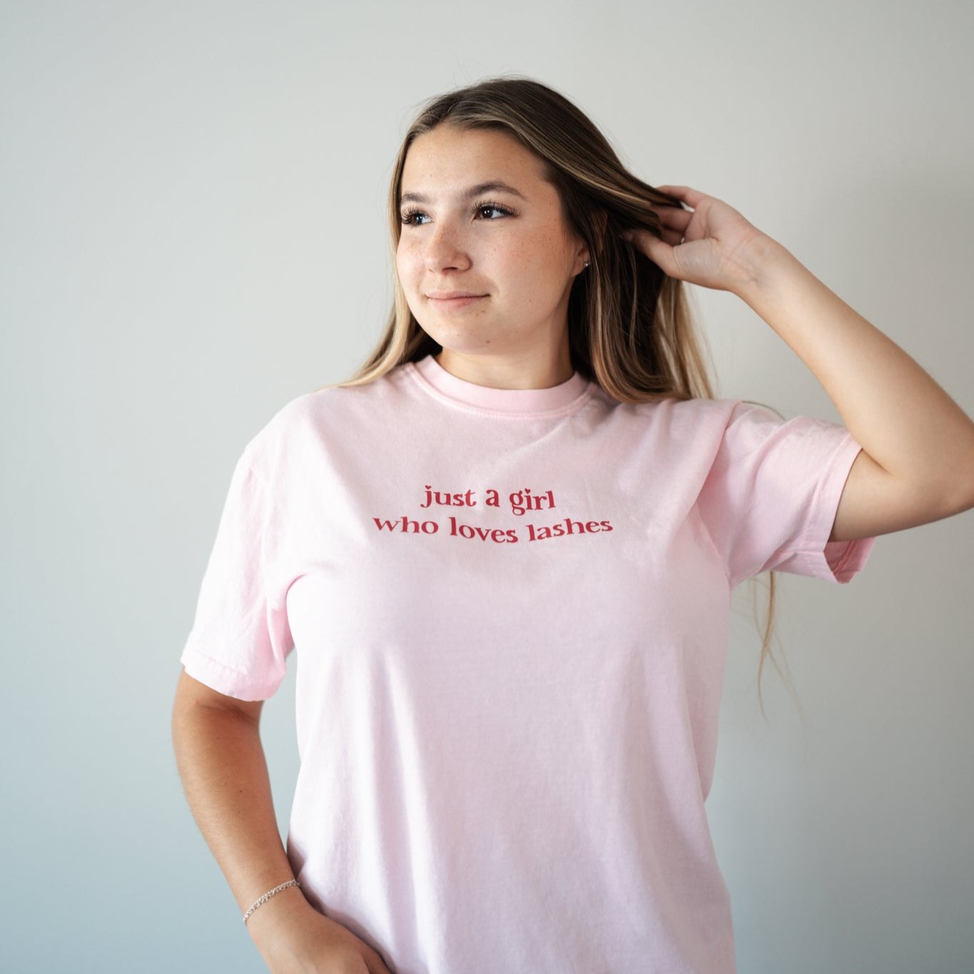 just a girl who loves lashes - Oversized Tee